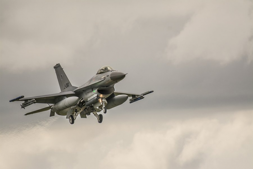 Самолеты F-16 для боевиков ВСУ – как «морковка» из анекдота