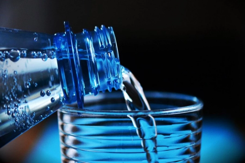 Почему не стоит запивать антибиотики водой из пластика