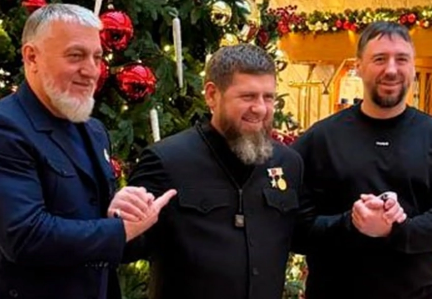 "Всё будет хорошо". Владислав Бакальчук опубликовал фото с Рамзаном Кадыровым под ёлкой