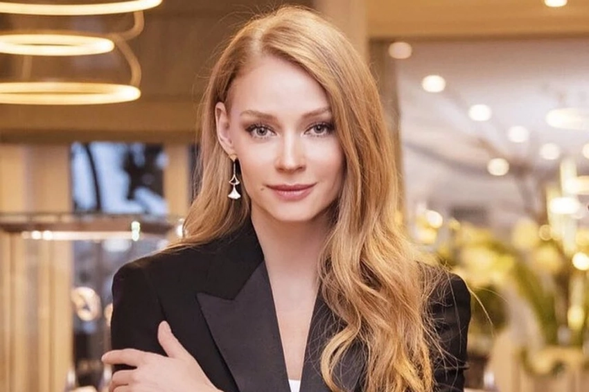 Светлана Ходченкова похвасталась сногсшибательной фигурой в золотом бикини