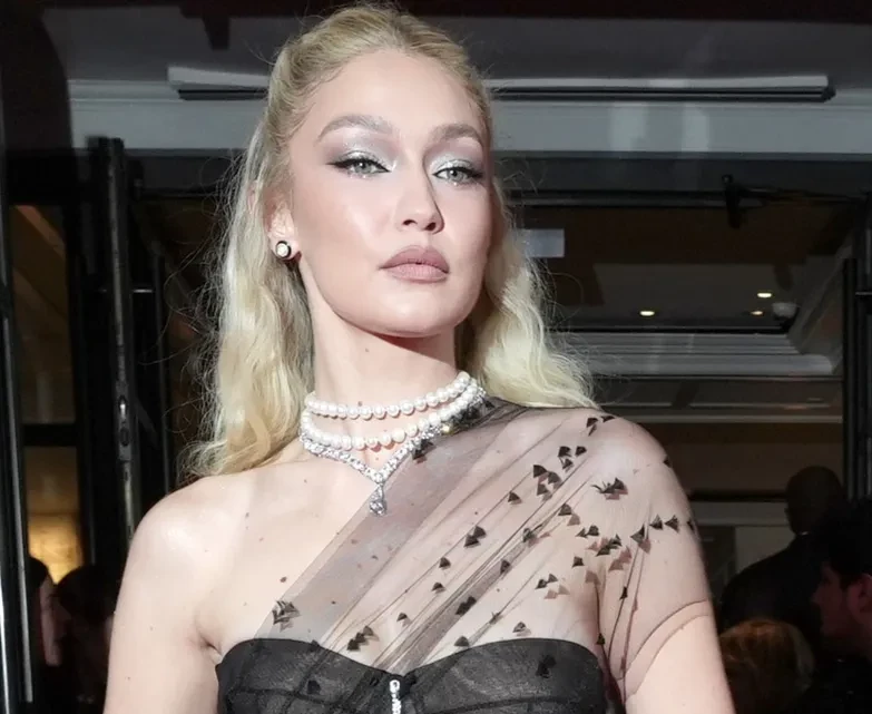 Frosted Makeup: как повторить трендовый зимний макияж