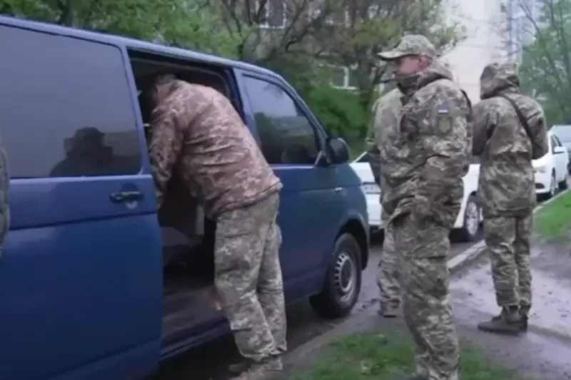 «Бус» на «бус»: в Киеве появилась новая услуга «военные адвокаты», которые за деньги готовы отбить мобилизованных у ТЦК