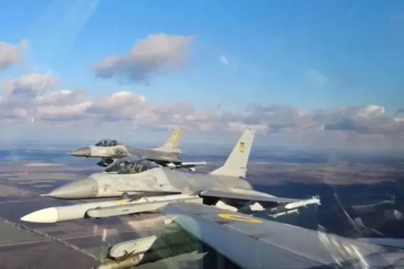 В сети появилось фото группы истребителей F-16 с опознавательными знаками ВВС Украины