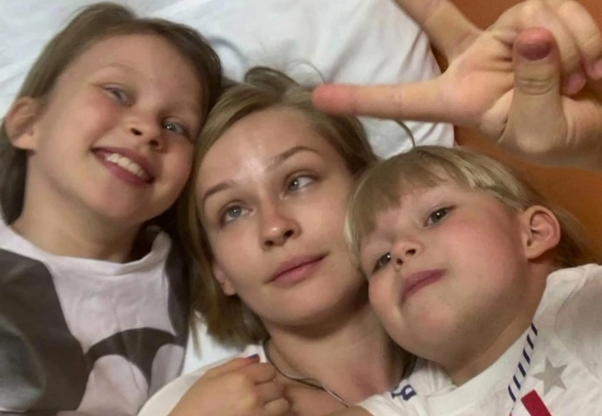 Юлия Пересильд по случаю 8 марта поделилась архивными фото с дочерьми от Алексея Учителя
