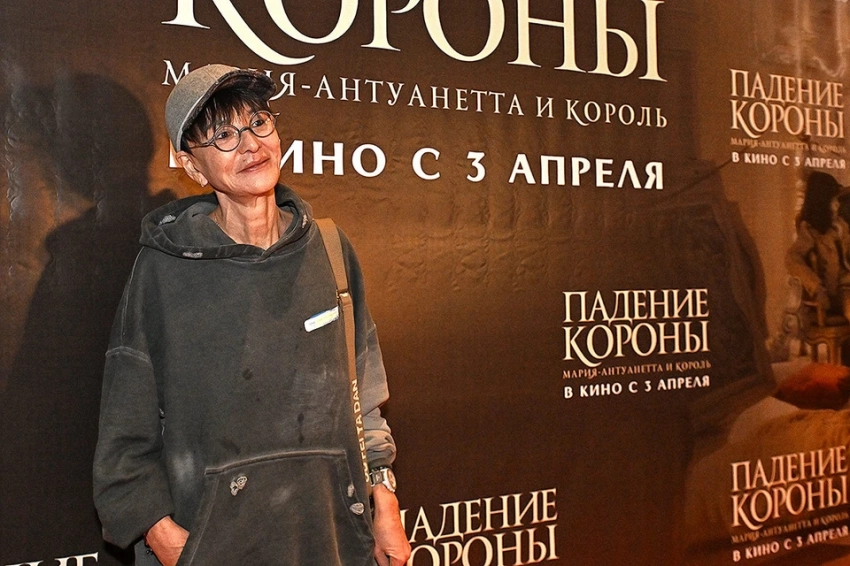 Премьера фильма «Падение короны»: Ирина Хакамада в потертом худи, похудевшая Александра Морозова и нестареющий Александр Анатольевич