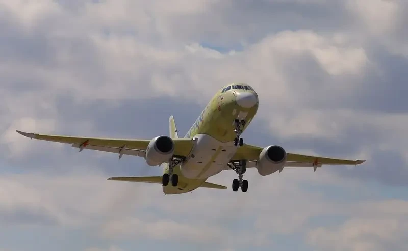Полностью импортозамещённый лайнер SJ-100 впервые поднялся в небо, присоединившись к программе лётных испытаний