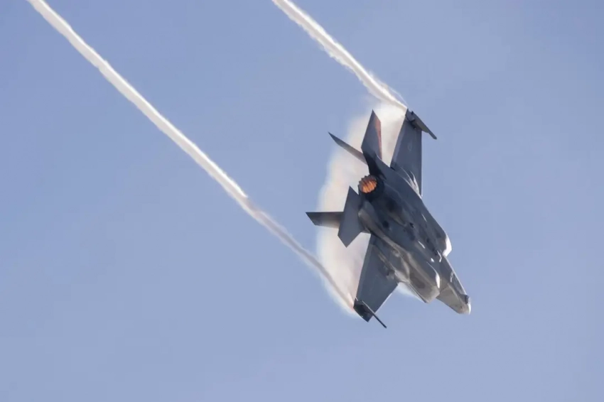 Американский пилот F-35B, чей истребитель летал без него после катапультирования, рассказал свою версию случившегося