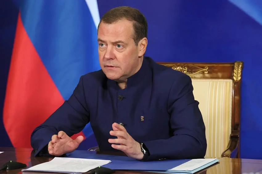 Медведев: разговаривать в Европе сегодня не с кем и не о чем – там одни бесхребетные марионетки