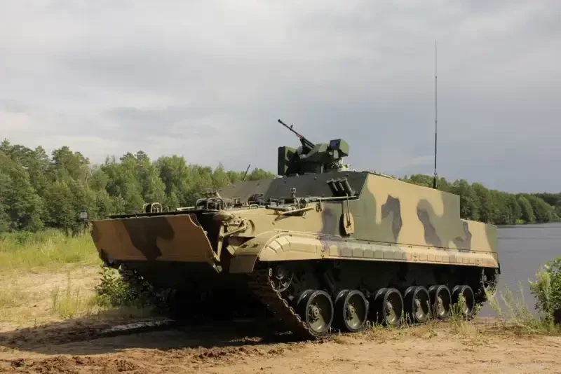 Разработанный на базе БМП-3 плавающий гусеничный бронетранспортёр БТ-3Ф вышел на этап государственных испытаний