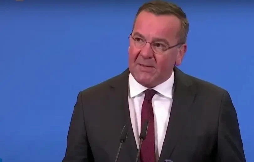 Глава Минобороны ФРГ надеется, что Трамп осознает допущенную им ошибку в разговоре с Путиным