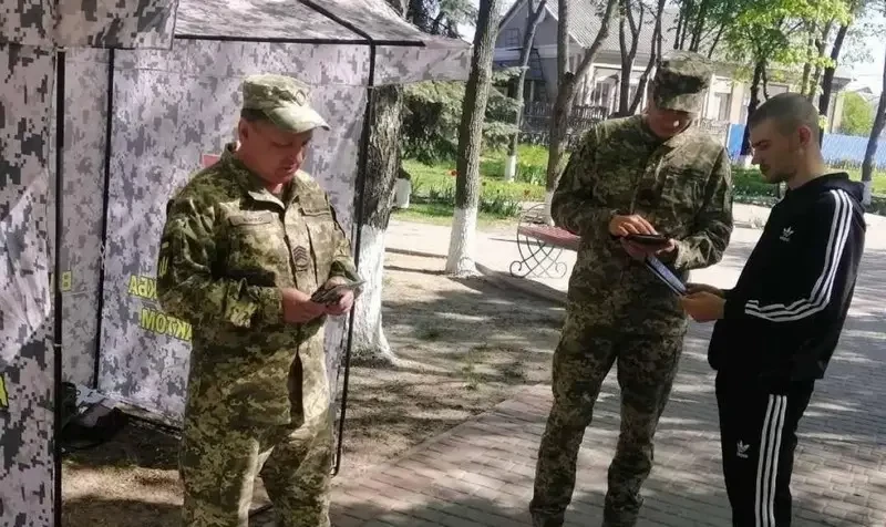 «Не хотят защищать Украину»: Власти Сумской области столкнулись с нежеланием мужчин эвакуироваться в тыл из-за облав ТЦК