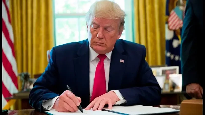 «Я его буквально спас»: Трамп решил не смягчать санкции против Ирана, так как аятолла Хаменеи не признаёт «победу США»