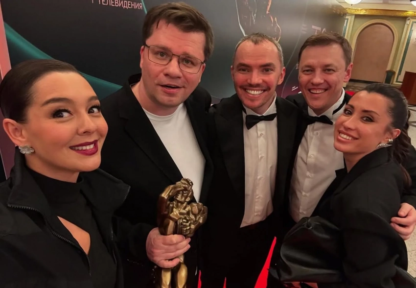 Сергей Лазарев, Марина Кравец, Гарик Харламов, Роман Костомаров с женой на ТЭФИ-2025