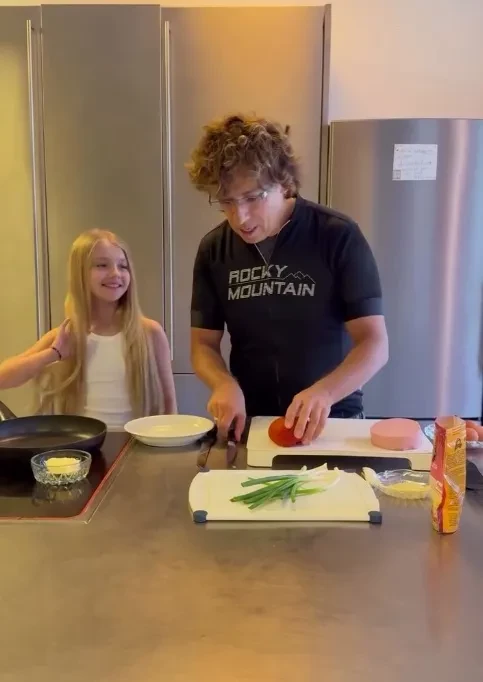 Лиза готовит завтрак, Гарри учит английский: Максим Галкин* показал домашние будни с детьми и Аллой Пугачёвой