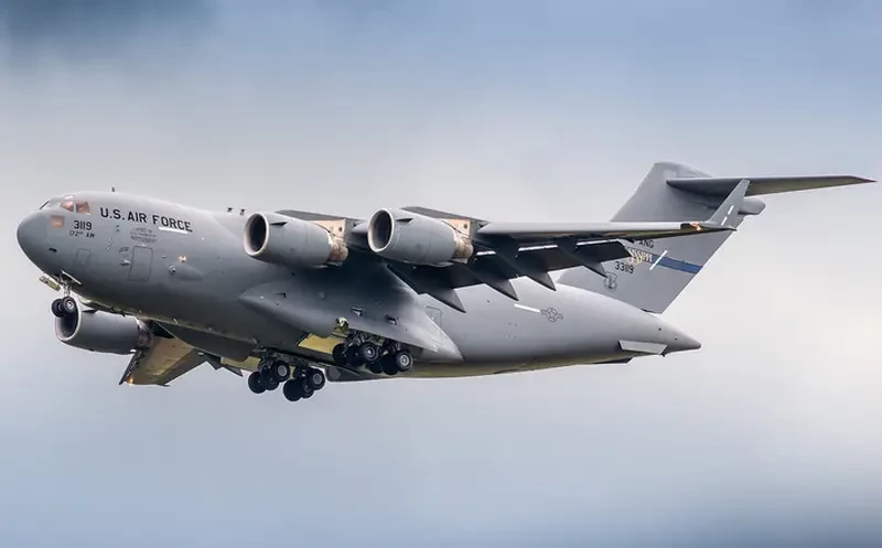 Доставивший ядерное оружие в Британию самолёт ВВС США C-17 летел с включенным транспондером, подавая «сигнал России»