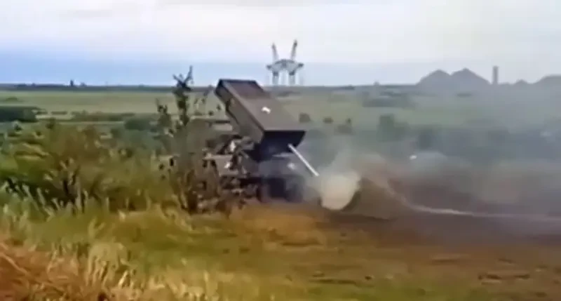 Показано видео, как выпавшая в ходе залпа ракета РСЗО «Град» ВСУ чуть не уничтожила саму установку