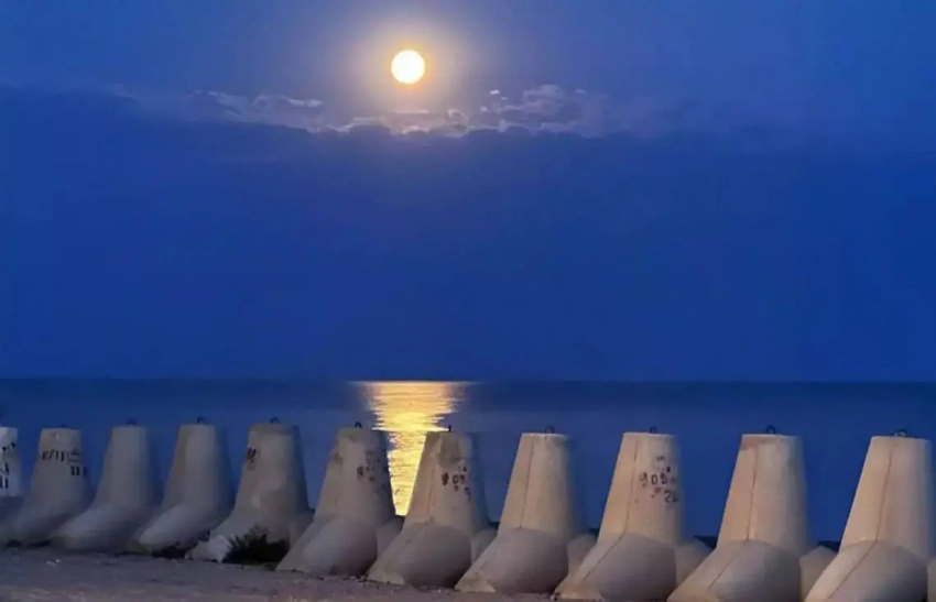 Опасаясь российского десанта с моря, противник роет рвы и устанавливает бетонные заграждения вдоль берега в Николаевской области