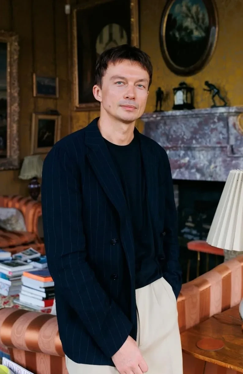 "Деньги сегодня абсолютно правят миром". Светский фотограф из Москвы Герман Ларкин рассказал о работе на свадьбах Джеффа Безоса и Лорен Санчес, Бруклина Бекхэма и Николы Пельтц