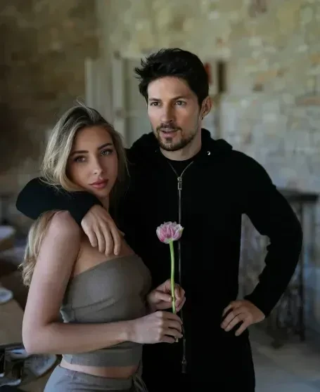 "Повезло Паше". Девушка Павла Дурова показала фигуру в бикини на отдыхе с подругами в Сен-Тропе