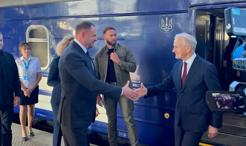 Приезжают в вагонах, обещают Киеву новые деньги для войны против России