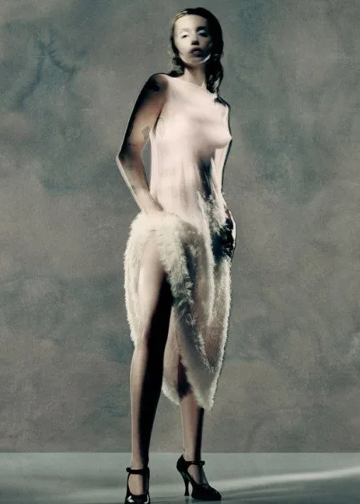 Обнажённая Майли Сайрус стала первым лицом в истории бренда Maison Margiela — и столкнулась с критикой