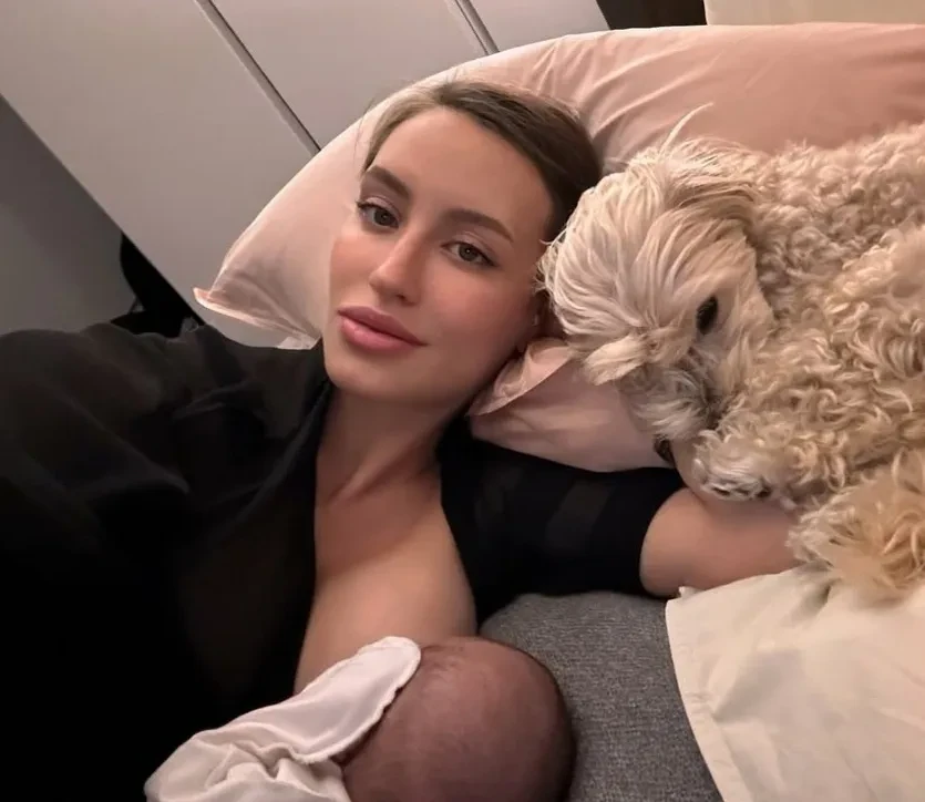 "Жизнь перевернулась на все 180°". Девушка Тимати рассказала о материнстве на фоне критики в адрес рэпера за то, что он отдыхает без неё в Европе