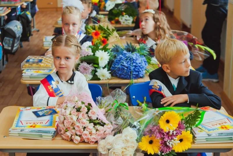 На День знаний, 1 сентября 2025 года, можно отправить прикольные поздравления в виде прозы и стихов