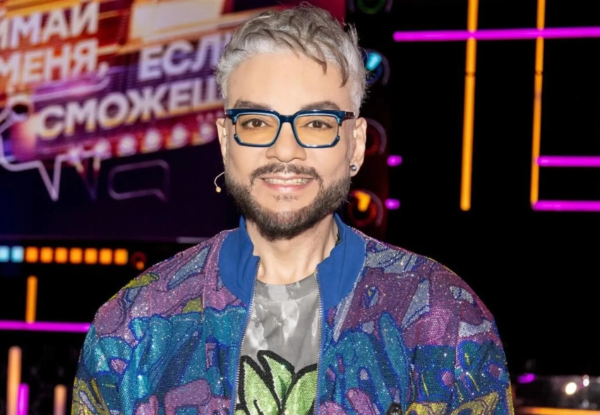 "Еле ходит". В сети снова обсуждают состояние здоровья Филиппа Киркорова после того, как он упал во время выступления на "Новой волне"