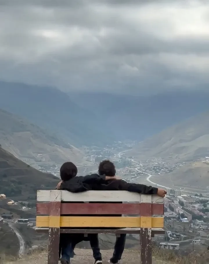 Место гибели Сергея Бодрова, горы и фото с ослом: Настя Ивлеева путешествует с мужем по Северной Осетии