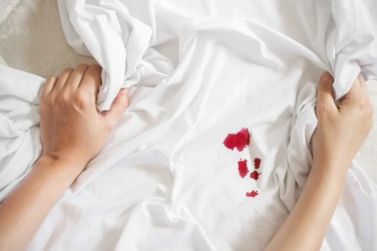 Даже старое пятно крови можно удалить с помощью этих 5 работающих способов