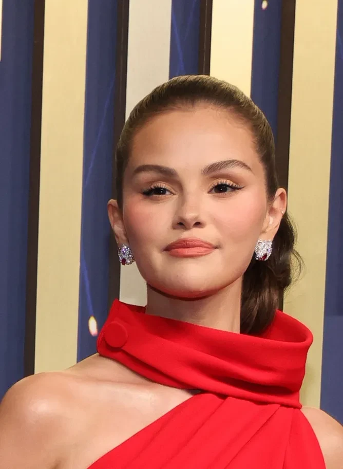 Селена Гомес вышла на красную дорожку Emmy с женихом Бенни Бланко