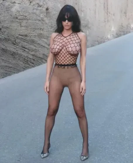 "Косит под Цензори". Анастасия Решетова снялась с короткой стрижкой и в колготках