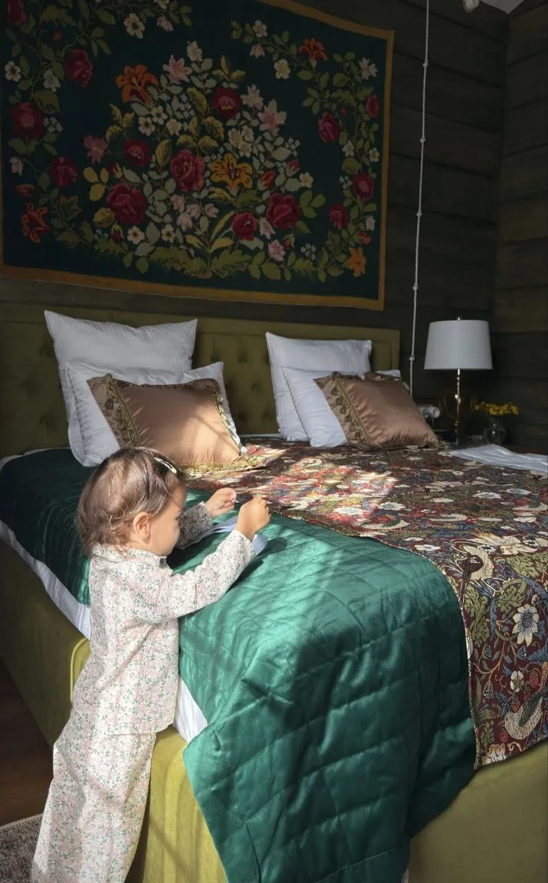 "Мой лучший день рождения". Евгений Петросян встретил 80-летие на природе с женой Татьяной Брухуновой и их маленькими детьми