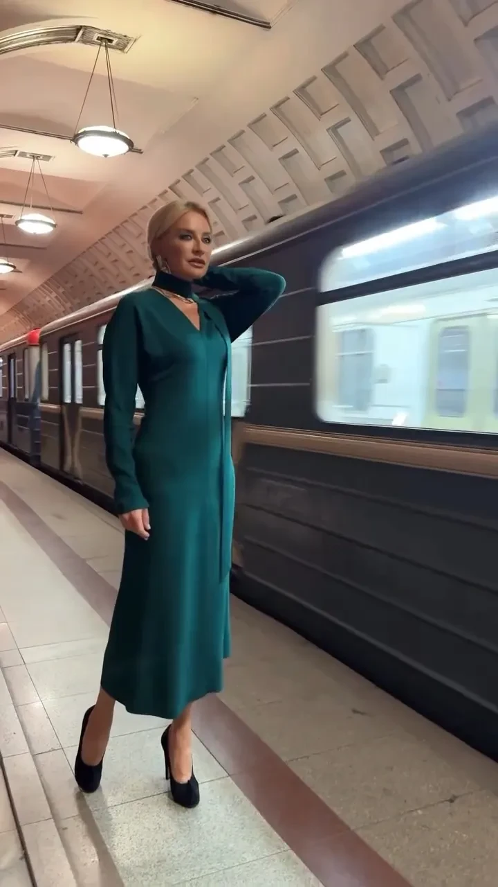 Антон и Елена Пинские, Виктория Шелягова с мужем и Евгения Милова на концерте Теодора Курентзиса в московском метро