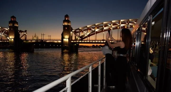 Вечерние прогулки как терапия: почему ночной город лечит лучше всего