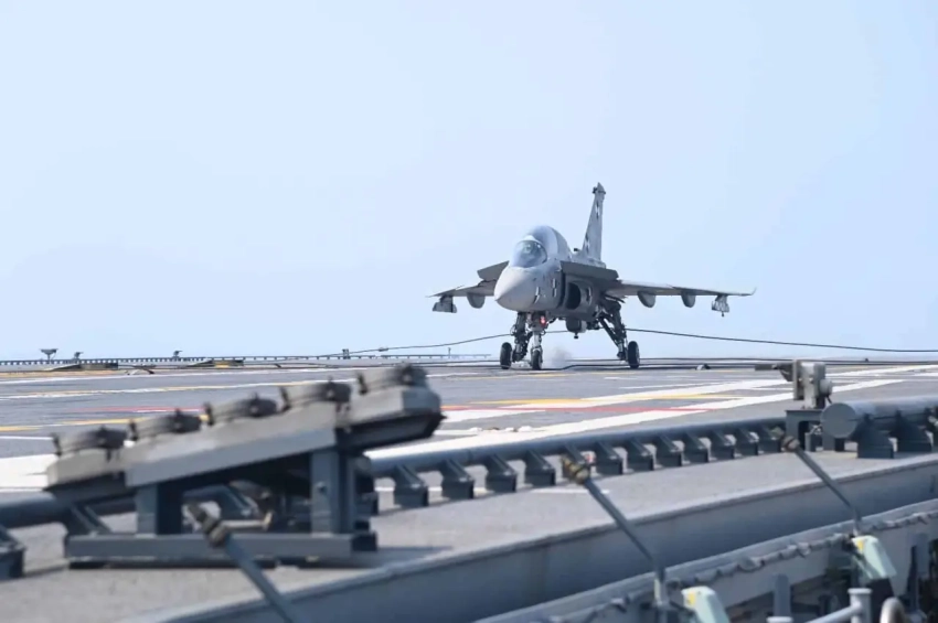 Авианосец и морская версия Tejas: Индия представила программу развития ВМС