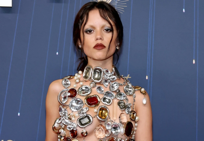 Дженна Ортега появилась на "Эмми" в откровенном наряде