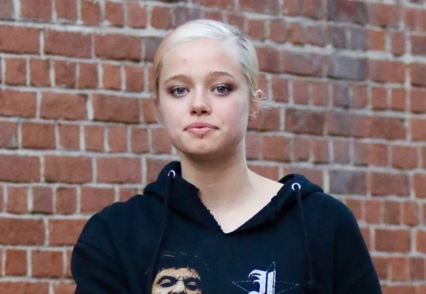 Дочь Анджелины Джоли и Брэда Питта Шайло засняли с макияжем и осветлёнными волосами