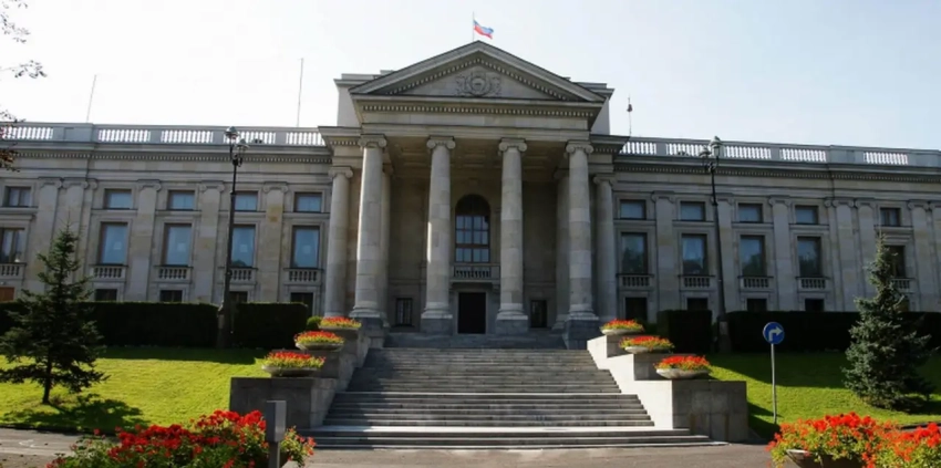 «Выселим русских на Луну»: в Польше предлагают сменить адрес посольства России