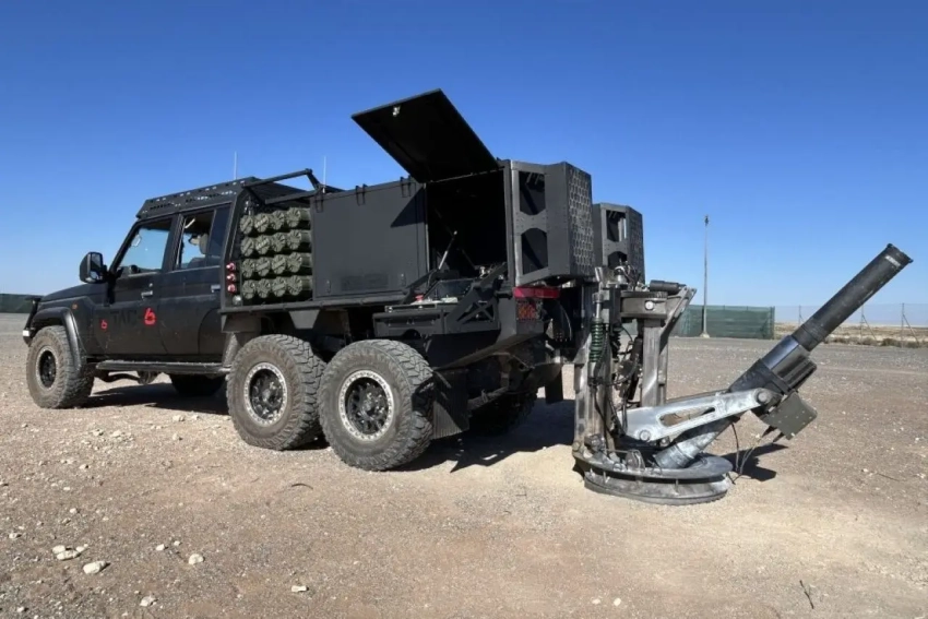 На выставке в Лондоне показали платформу на базе джипа Toyota с боевым модулем