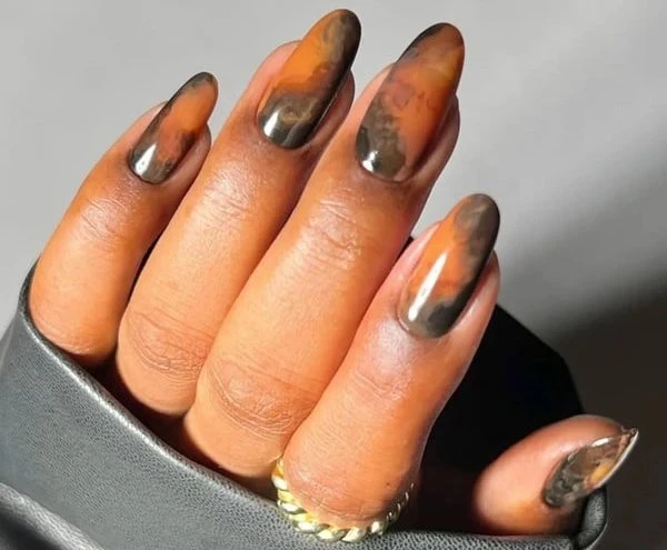 Как выглядит самый красивый маникюр октября, карамельный «мрамор»