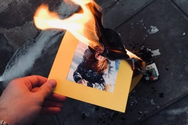 Эзотерики рассказали, почему нельзя сжигать фотографии людей