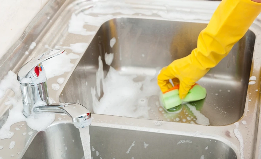 Химия не понадобится: какие 4 метода работают при чистке засора раковины