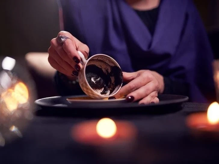 Тассеография, или гадание на кофейной гуще: какие ритуалы помогут заглянуть в будущее