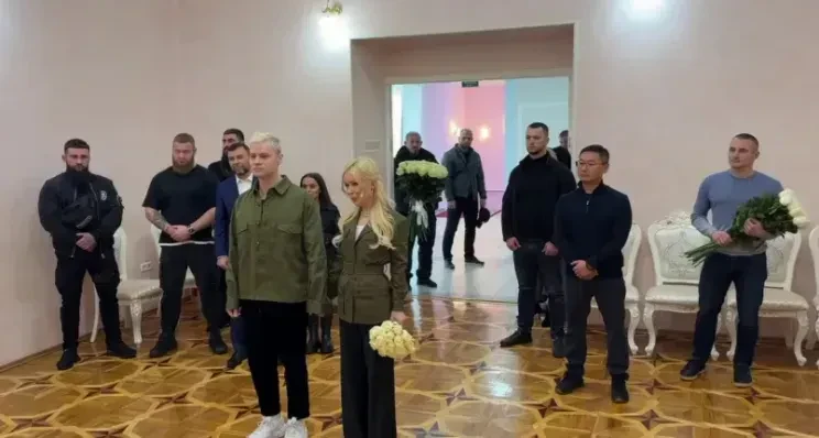 "Кен и Барби заселяются в вип-домик". Ксения Собчак высмеяла свадьбу Шамана и Екатерины Мизулиной в Донецке