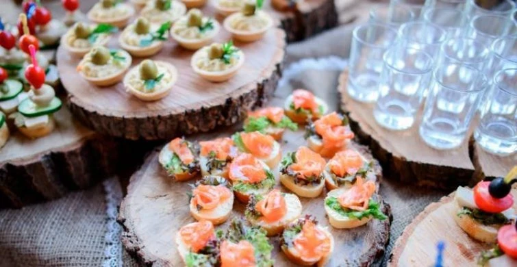 Выездной фуршет без хлопот: когда стоит заказать готовые сеты и как выбрать исполнителя