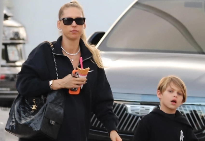 Беременную четвёртым ребёнком Анну Курникову засняли с детьми в Майами