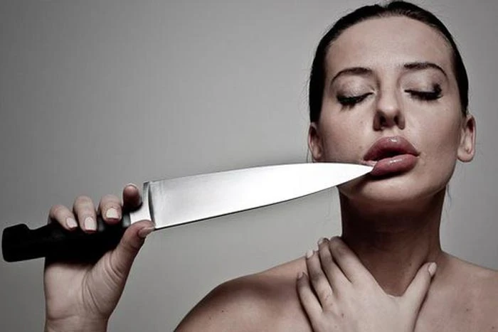 Суеверие о еде с ножа: откуда оно взялось и что означает