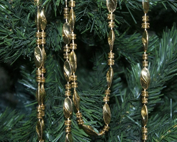 От трендовых бантов до винтажных бус: что повесить на елку вместо надоевшей мишуры