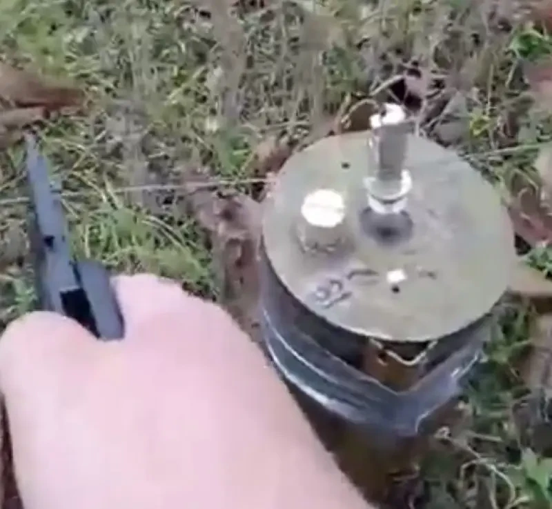 Украинские военные устраивают ловушки при помощи ручных гранат в «гирляндах»